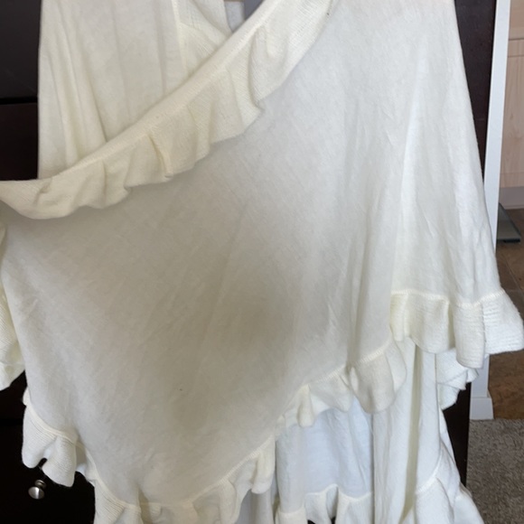 White shall/sweater - Picture 4 of 4